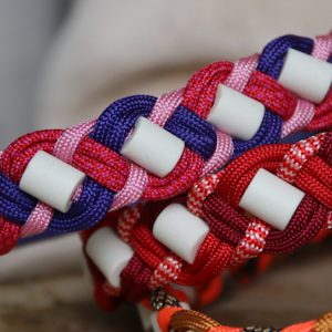 collier en paracorde et perles céramiques anti-tique