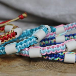 collier anti-antiques avec perles céramique et paracorde fine